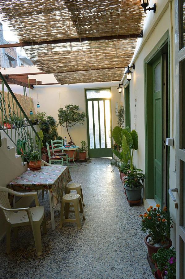 Appartamento Pireas Port Next To Metro Artistic House Esterno foto